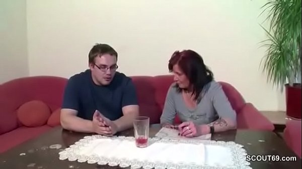 Mutti zeigt ihrem Jungfrau Stief-Sohn wie gefickt wird 