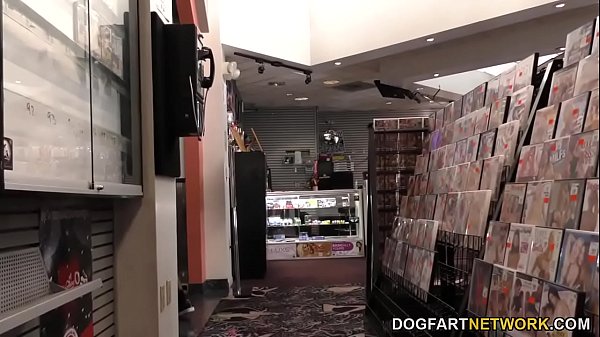 Play MP4 - Ebony Yara Skye's First Experience At Gloryhole