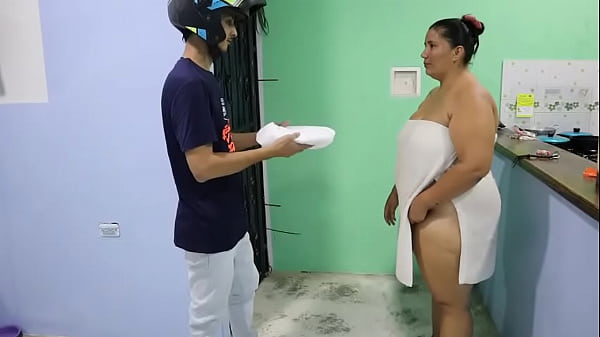 El repertidor de pizza recibe follada en forma de pago 
