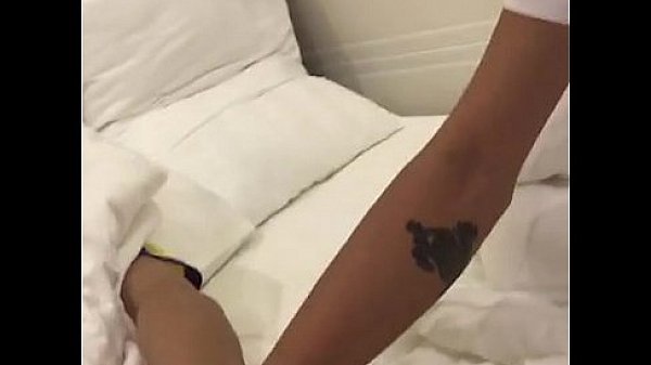 Trai đẹp khoe h&agrave;ng trong kh&aacute;ch sạn 