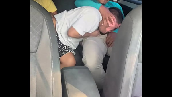 Motorizado Me Folla Con Su Amigo En Un Auto thumbnail