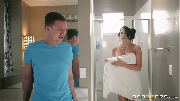 Play MP4 - Brazzers - Step son catches &lpar;Reagan Foxx&rpar; in the shower