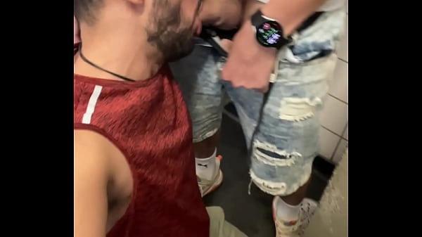 Orgia De Sexo Gay Latino S&oacute; Desconhecidos, Sem Camisinha No Banheiro Da Rodovi&aacute;ria. - Ep03 thumbnail