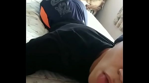 Garoto sacanagem mostrando a bunda nas cal&ccedil_as