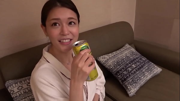 Play MP4 - バリキャリ人妻OLの日常Vlog＝新卒くんのNTRハメ撮り プロジェクト成功のお祝いに平日の昼間からビールで乾杯！プロジェクトリーダーの上司『みく』さんは職場では厳しいけど面倒見のいい姉御肌。＃みく＃ITエンジニア Part1