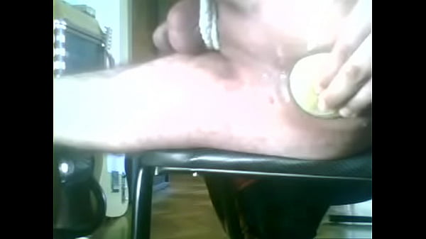 metiendome las 5 pelotas de tenis de nuevo bien adentro y las saco despacito como si las estuviera pariendo 