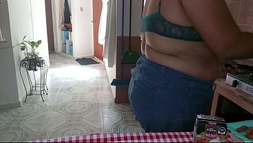 Madrastra milf gordibuena cocinando ense&ntilde;ando 