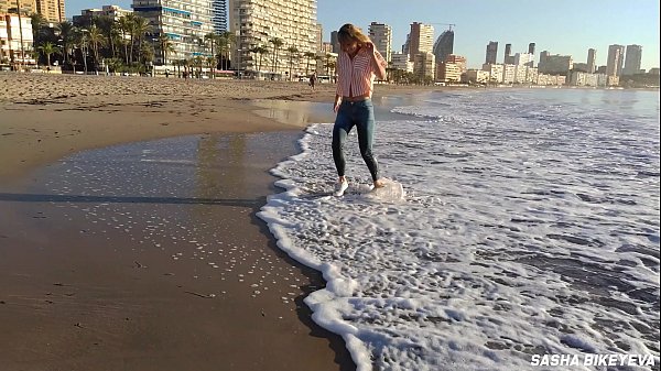 Wet shoot on a public beach with_Crazy Model. Risky outdoor masturbation. Foot fetish.Pee in jeans.