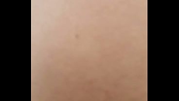 Eu no quintal aqui de casa filmando meu rá_bo no shortinho pra você_s verem como eu sou gostosa