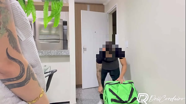 Entregador de delivery sortudo fode com a cliente e goza na boca dela 