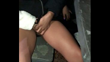 Novinha casada safada vai na pra&ccedil;a e da a buceta para o macho que estava l&aacute; 