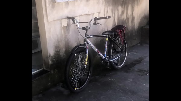 Pretinha tatuada de quatro na rua