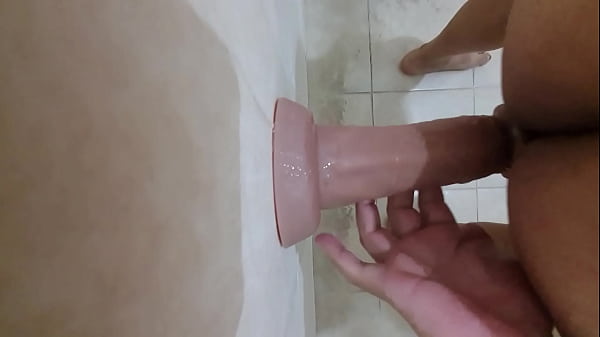 estoy gimiendo como una verdadera puta mientras me ensarto hasta el fondo y mi culo segrega mucho lubricante natural 