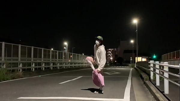 Play MP4 - 女装子まゆちゃんが深夜の住宅街の道路でミニスカノーパンでM字開脚したあと服を全部脱いで大股開いて全裸露出を楽しむ