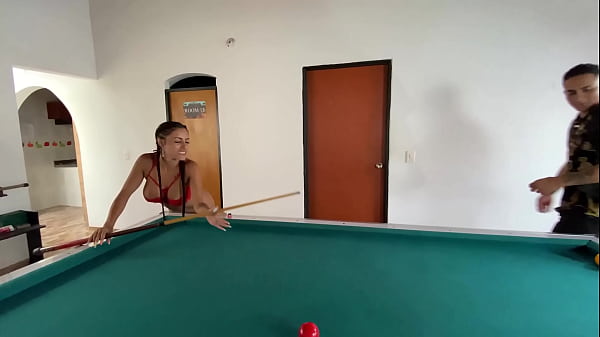 Ense&ntilde;ando a mi amiga latina a jugar al billar kristal bridge dani clark 