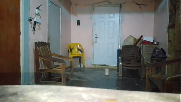 Le muestro mi gran culo a mi vecino pervertido porque le encanta mucho mi culo