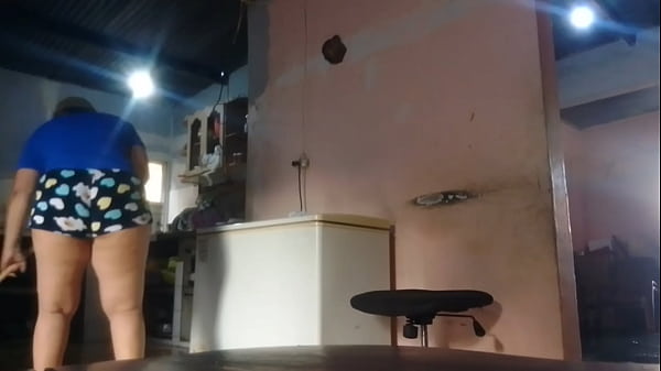 Le muestro mi gran culo a mi vecino pervertido porque le encanta mucho mi culo 