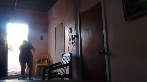 Le muestro mi gran culo a mi vecino pervertido porque le encanta mucho mi culo 