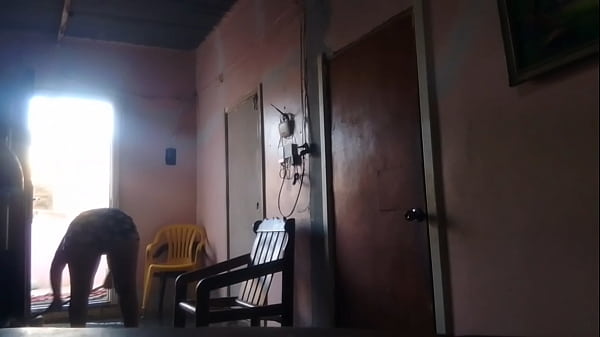 Le muestro mi gran culo a mi vecino pervertido porque le encanta mucho mi culo