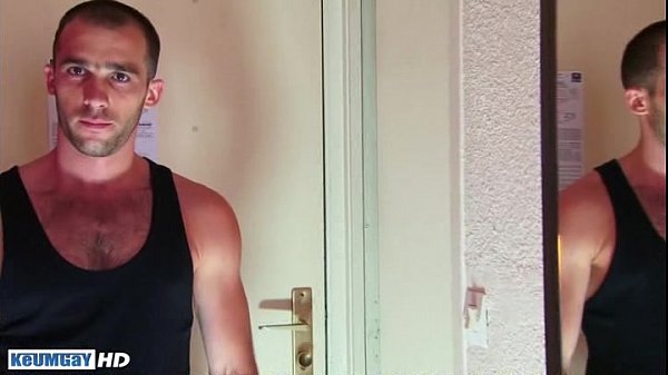 Play MP4 - Full video&colon; A sexy str8 guy get wanked in spite of him by a guy &excl;