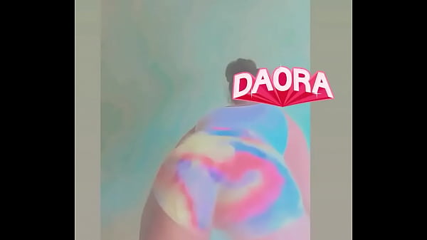 Gata mostrando o rabo