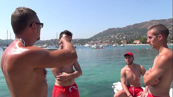 Jeune salope soumise &agrave; la grosse bite et aux couilles bien pendantes de Mack Manus 