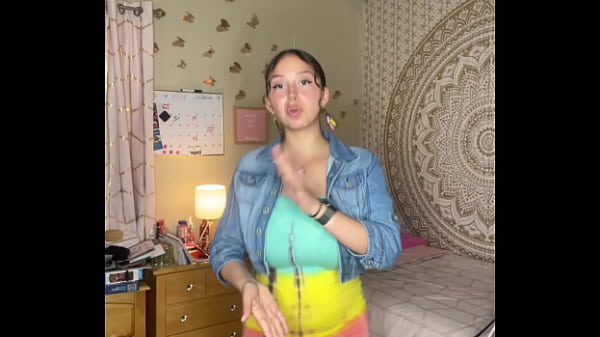 Slutty tiktok slut twerking her ass
