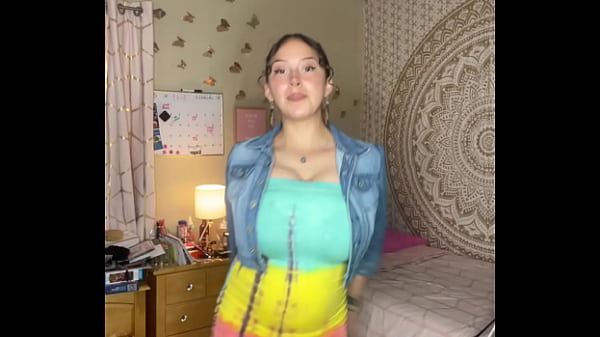 Slutty Tiktok slut twerking her ass 