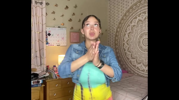 Slutty tiktok slut twerking her ass 