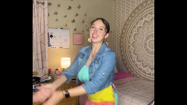 Slutty tiktok slut twerking her ass