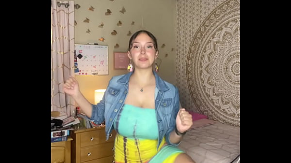 Slutty tiktok slut twerking her ass 