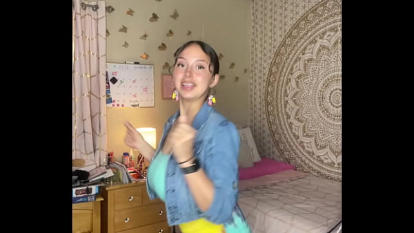 Slutty tiktok slut twerking her ass 