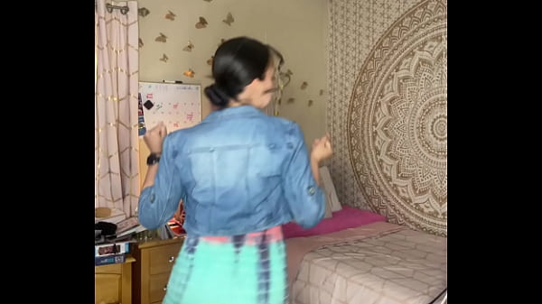 Slutty tiktok slut twerking her ass