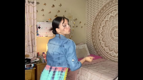 Slutty tiktok slut twerking her ass 
