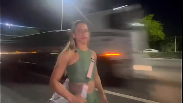 ESPOSA SENDO_SEGUIDA_E NO FINAL DA GOSTOSO PRO ESTRANHO