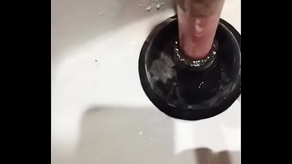 Mi  amigo Manu se hace una hermosa paja en el ba&ntilde;o y me la envia por whatsapp 