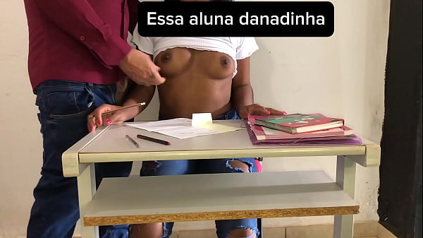 Durante o recreio professor ealuna ficaram sozinhos_na sala_de aula_onde o professoracabou_comendo_sua bocetinha e_colocou_a Cabecinha no seu cozinho