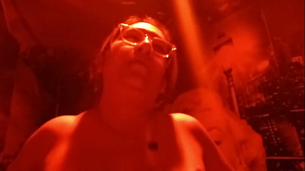 En medio de la fiestabuscamos un cuartito para coger