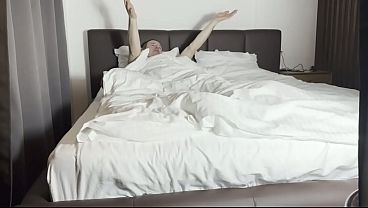 Nonton Cute Babe Coming Back Home And Fucks Her Sick Hubby thumbnail