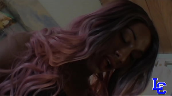 Play MP4 - Travesti Poderosa e Roluda Mete Fundo a Manjuba no Carinha Gozando Duas Vezes- Kerolayneh