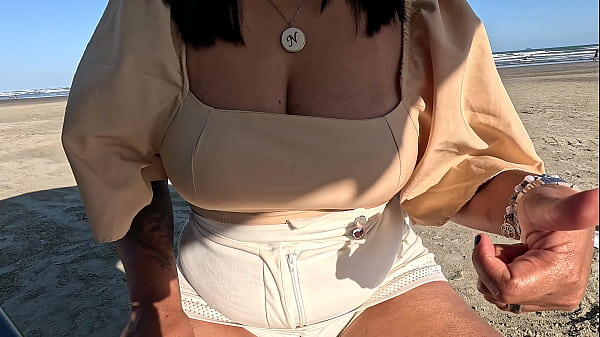 Lotando O Cuzinho Da Safada: Foda Anal Na Praia No Pelo E Sem D&oacute; thumbnail