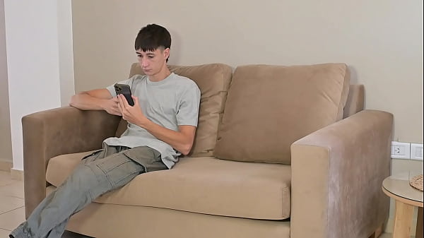 Nonton La Amiga De Mi Hermanastra Se Queda En Casa Y Terminamos Cogiendo thumbnail