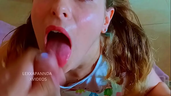 Hermanastra de_ojos verdes me_hace una_mamada_increible