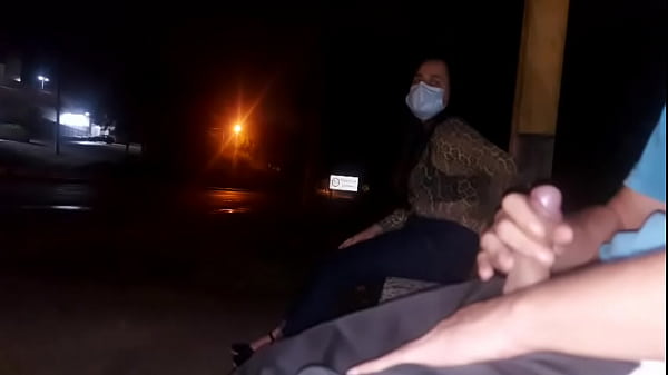 Sério_Eu corroo riscode colocar meu_pau na frente dessa mulher esperando o ônibus Como ela_vai reagir