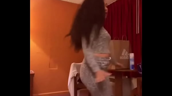 Morena com calcinha_marcada