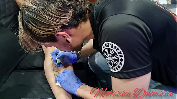 Fui tatuar sem calcinha, será que ganho a tatuagem? Melissa_Devassa e Alemão Tatuador