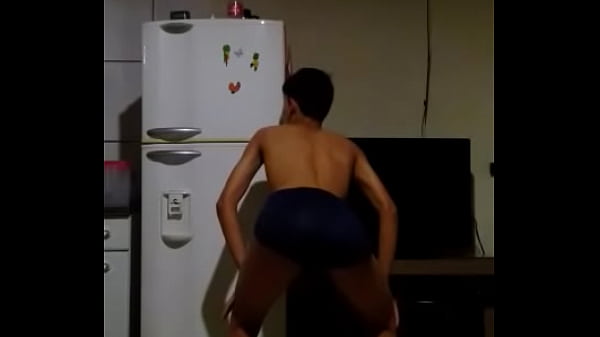 Lombriga magricela, gay e negro passando vergonha.