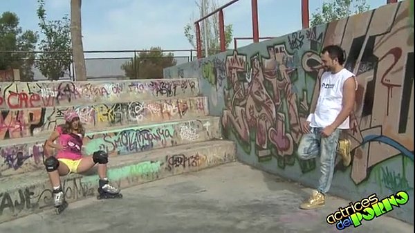 Rollerbladegirl gets fucked in park