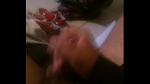 Joven jalandosela viendo un v&iacute;deo porno, se viene rico encima de el 