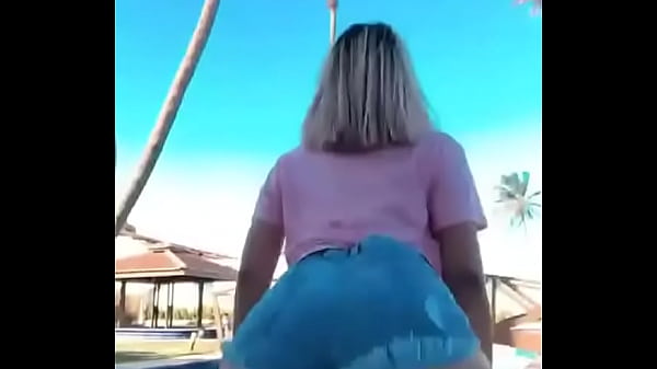 Mostrando a polpa da bunda 